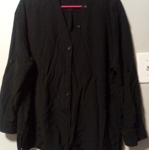 HEYSON ladies black button up blouse. Size medium